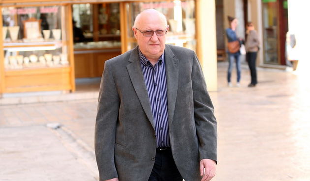 Zadar, 290312.Zadarski poduzetnik Zdenko Zrilic tuzio je Vladu Sestana zadarskog branitelja zbog objave fotomontaze poznate pod nazivom Posljednja zadarska vecera.Uoci sudskog rocista Sestana su ispred zgrade suda dosli podrzati prijatelji branitelji.Na