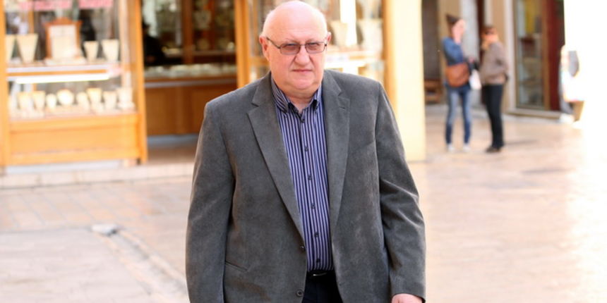 Zadar, 290312.Zadarski poduzetnik Zdenko Zrilic tuzio je Vladu Sestana zadarskog branitelja zbog objave fotomontaze poznate pod nazivom Posljednja zadarska vecera.Uoci sudskog rocista Sestana su ispred zgrade suda dosli podrzati prijatelji branitelji.Na