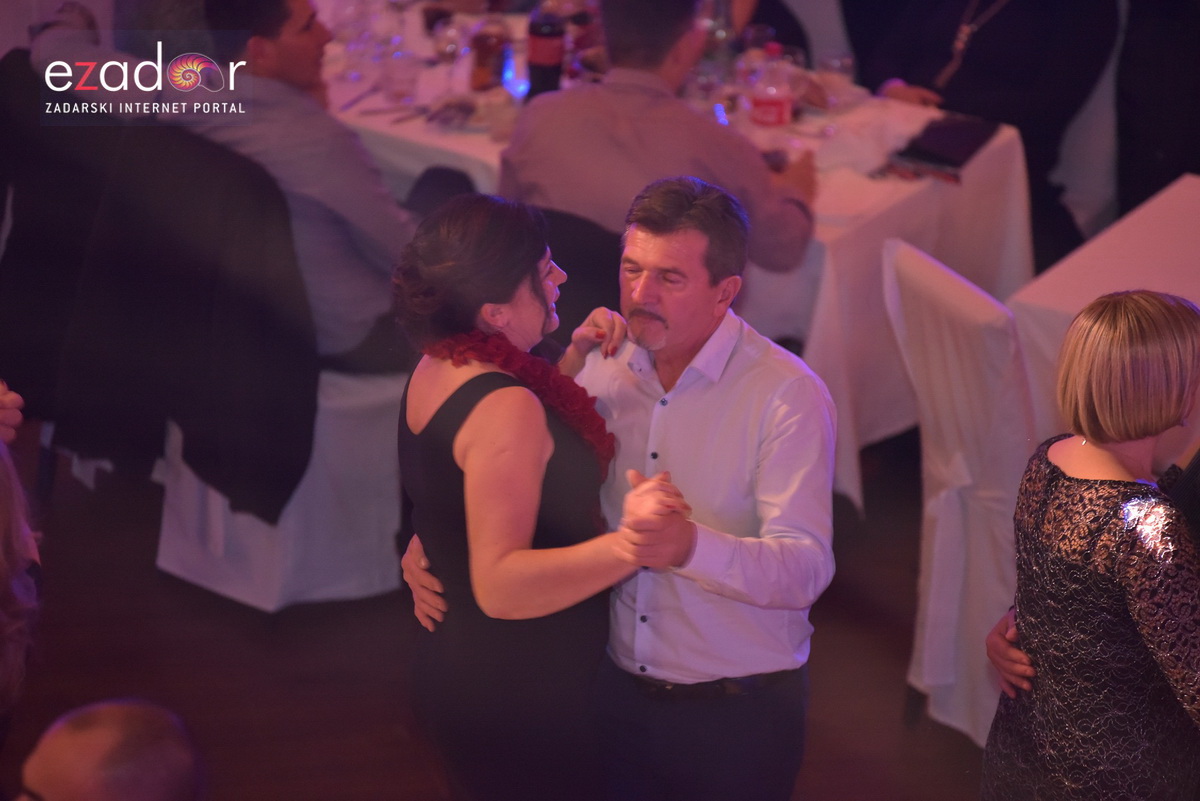 Tisuće Zadrana uživalo na krcatom Narodnom trgu i Tgu Petra Zoranića uz Tomislava Bralića i klapu Intrade Tisuće Zadrana uživalo na krcatom Narodnom trgu i Tgu Petra Zoranića uz Tomislava Bralića i klapu Intrade