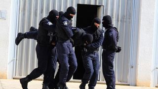 U prigodi Dana hrvatske policije i njihovog zaštitnika Sv.Mihovila danas je u PU Zadarskoj održana prigodna svečanost.U nastavku svečanosti, pokaznu vježbu samoobrane izveli su pripadnici interventne jedinice PU Zadarske te su podijeljena priznanja nagrađ U prigodi Dana hrvatske policije i njihovog zaštitnika Sv.Mihovila danas je u PU Zadarskoj održana prigodna svečanost.U nastavku svečanosti, pokaznu vježbu samoobrane izveli su pripadnici interventne jedinice PU Zadarske te su podijeljena priznanja nagrađ