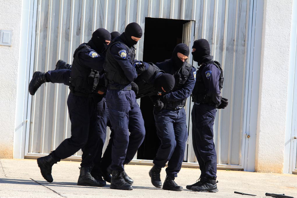 U prigodi Dana hrvatske policije i njihovog zaštitnika Sv.Mihovila danas je u PU Zadarskoj održana prigodna svečanost.U nastavku svečanosti, pokaznu vježbu samoobrane izveli su pripadnici interventne jedinice PU Zadarske te su podijeljena priznanja nagrađ U prigodi Dana hrvatske policije i njihovog zaštitnika Sv.Mihovila danas je u PU Zadarskoj održana prigodna svečanost.U nastavku svečanosti, pokaznu vježbu samoobrane izveli su pripadnici interventne jedinice PU Zadarske te su podijeljena priznanja nagrađ