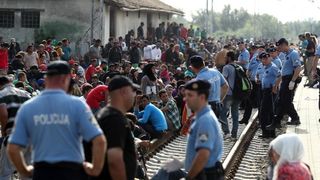 Tovarnik: Iscrpljenim izbjeglicama koji čekaju vlak volonteri Crvenog križa pružaju svekoliku pomoć. Photo: Zeljko Lukunic/PIXSELL Tovarnik: Iscrpljenim izbjeglicama koji čekaju vlak volonteri Crvenog križa pružaju svekoliku pomoć. Photo: Zeljko Lukunic/PIXSELL