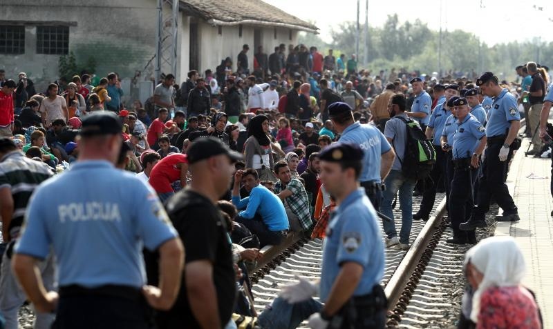 Tovarnik: Iscrpljenim izbjeglicama koji čekaju vlak volonteri Crvenog križa pružaju svekoliku pomoć. Photo: Zeljko Lukunic/PIXSELL Tovarnik: Iscrpljenim izbjeglicama koji čekaju vlak volonteri Crvenog križa pružaju svekoliku pomoć. Photo: Zeljko Lukunic/PIXSELL