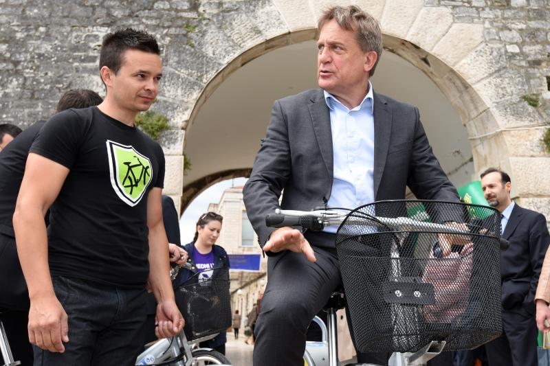 Od danas i Zadar ima nextbike sustav javnih bicikala. Na 4 lokacije moći će se iznajmiti ukupno 25 bicikala. Foto: Dino Stanin/PIXSELL Od danas i Zadar ima nextbike sustav javnih bicikala. Na 4 lokacije moći će se iznajmiti ukupno 25 bicikala. Foto: Dino Stanin/PIXSELL