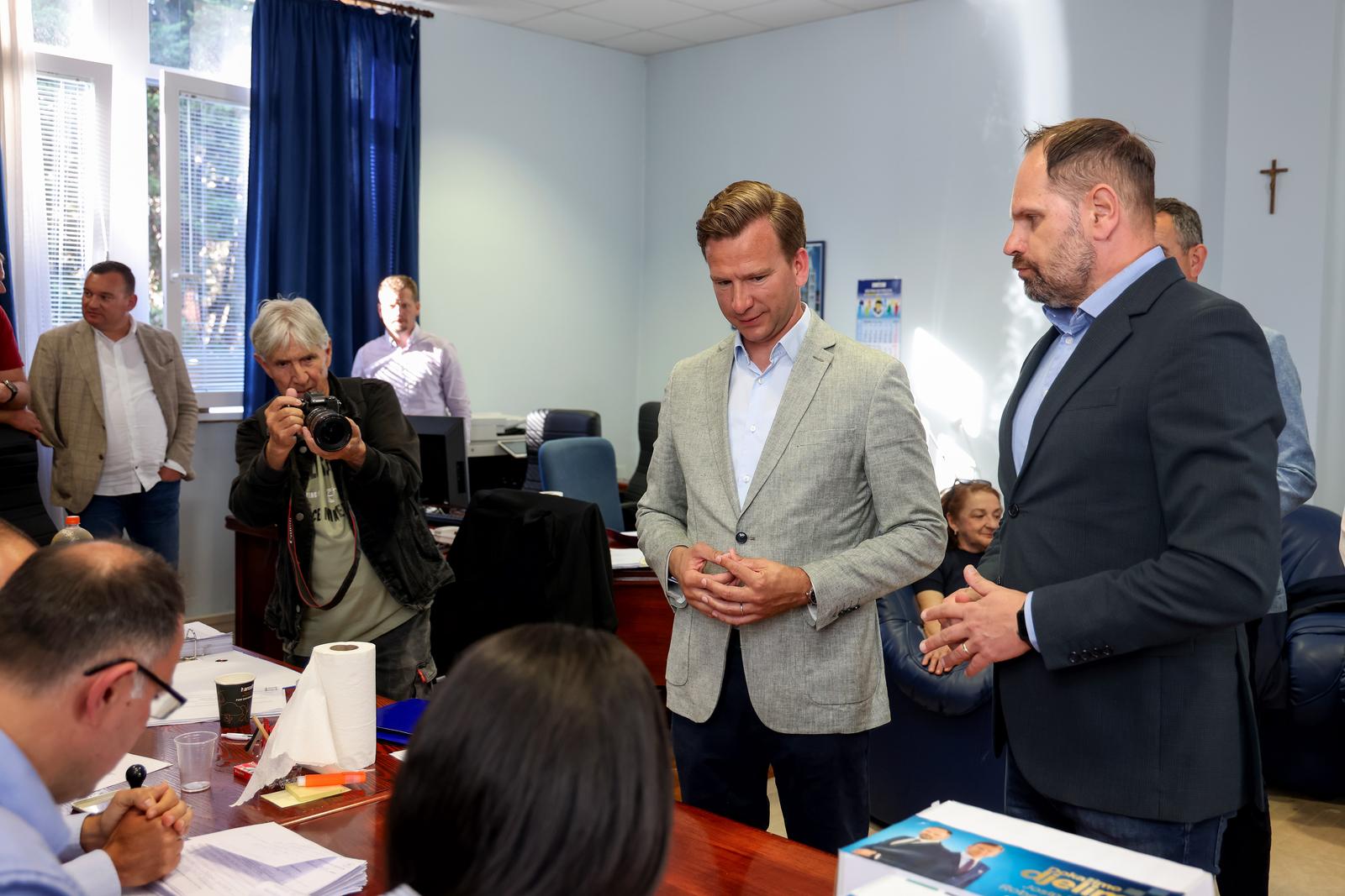 Predaja županijske liste HDZ-a i kandidat za župana Josip Bilaver Predaja županijske liste HDZ-a i kandidat za župana Josip Bilaver