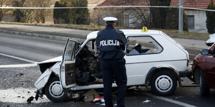 Novi Marof, 050211.
U Novom Marofu kod bolnice, na prometnici DC D3 doslo je do teske prometne nesrece izmedju tri osobna automobila.
U prometnoj nesreci smrtno je stradala jedna osoba, a jedna tesko povrijedjena.
Promet se odvija obilaznim smjerovima.
Fo Novi Marof, 050211.
U Novom Marofu kod bolnice, na prometnici DC D3 doslo je do teske prometne nesrece izmedju tri osobna automobila.
U prometnoj nesreci smrtno je stradala jedna osoba, a jedna tesko povrijedjena.
Promet se odvija obilaznim smjerovima.
Fo