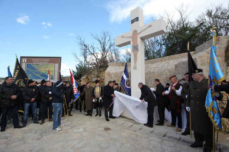 Maslenica: Otkrivanje spomen obilježja križa za poginule hrvatske branitelje u VRO Maslenica ´93, Foto: Filip Brala/PIXSELL