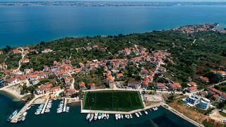 Nogometno igralište uz more u Sutomišćici jedno je od najljepših na svijetu