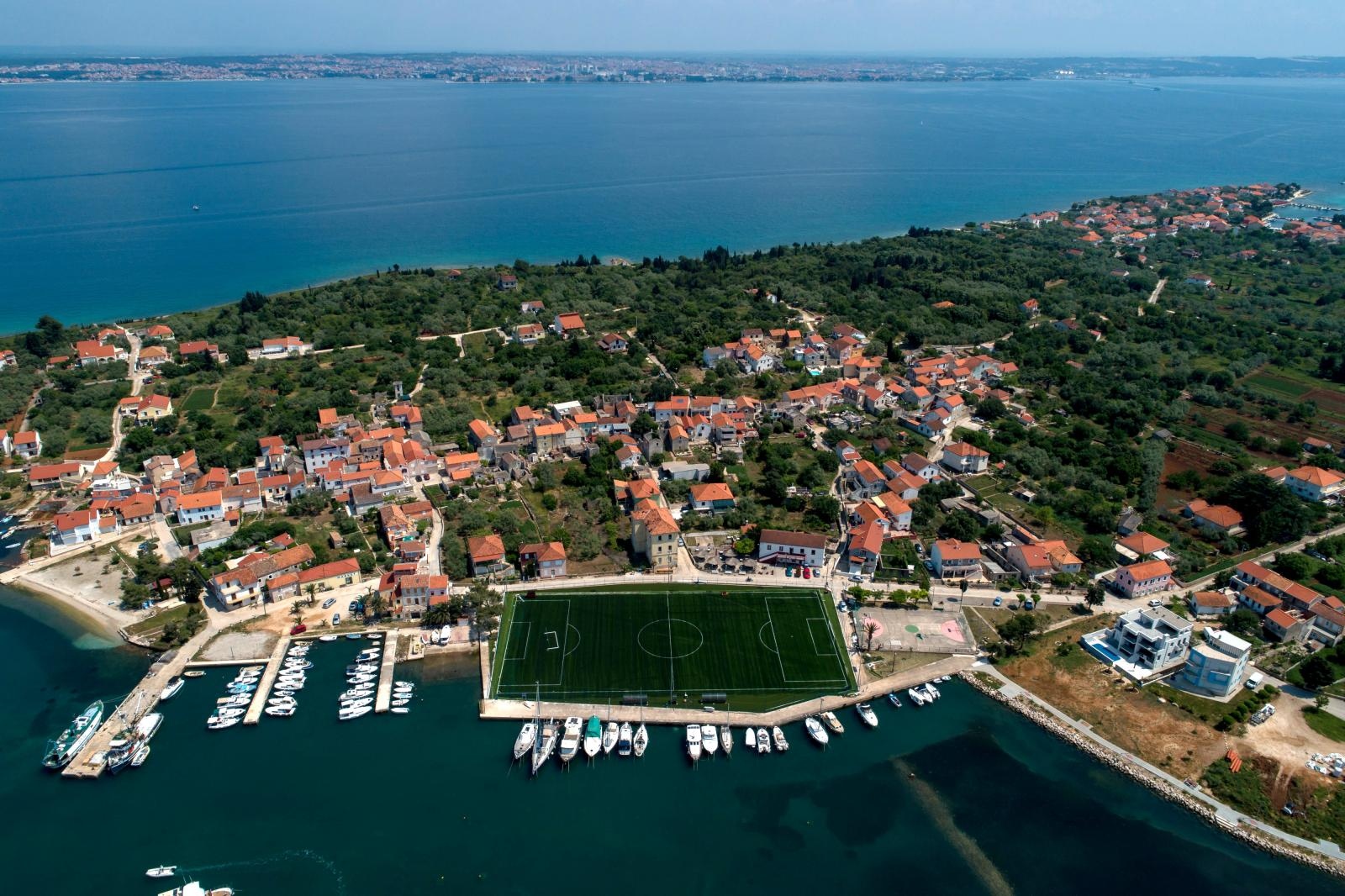 Nogometno igralište uz more u Sutomišćici jedno je od najljepših na svijetu