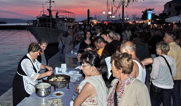 7. Festival izvorne hrane, pića, gastronomskih delicija, izvornog suvenira i folklora “Biogradski stol”, Foto: Leonard Kvarantan