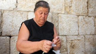 Paške čipkarice na djelu u izradi paške čipke, Foto: Luka Stanzl/PIXSELL