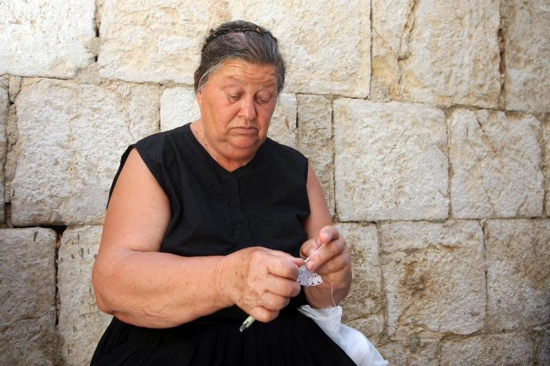 Paške čipkarice na djelu u izradi paške čipke, Foto: Luka Stanzl/PIXSELL