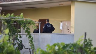 Policijski očevid u obiteljskoj kući u Vrsima, gdje se dogodilo ubojstvo i samoubojstvo Policijski očevid u obiteljskoj kući u Vrsima, gdje se dogodilo ubojstvo i samoubojstvo