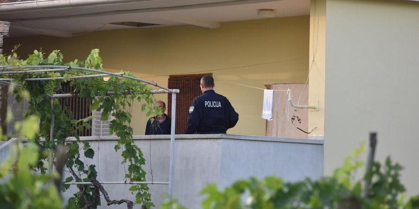 Policijski očevid u obiteljskoj kući u Vrsima, gdje se dogodilo ubojstvo i samoubojstvo Policijski očevid u obiteljskoj kući u Vrsima, gdje se dogodilo ubojstvo i samoubojstvo