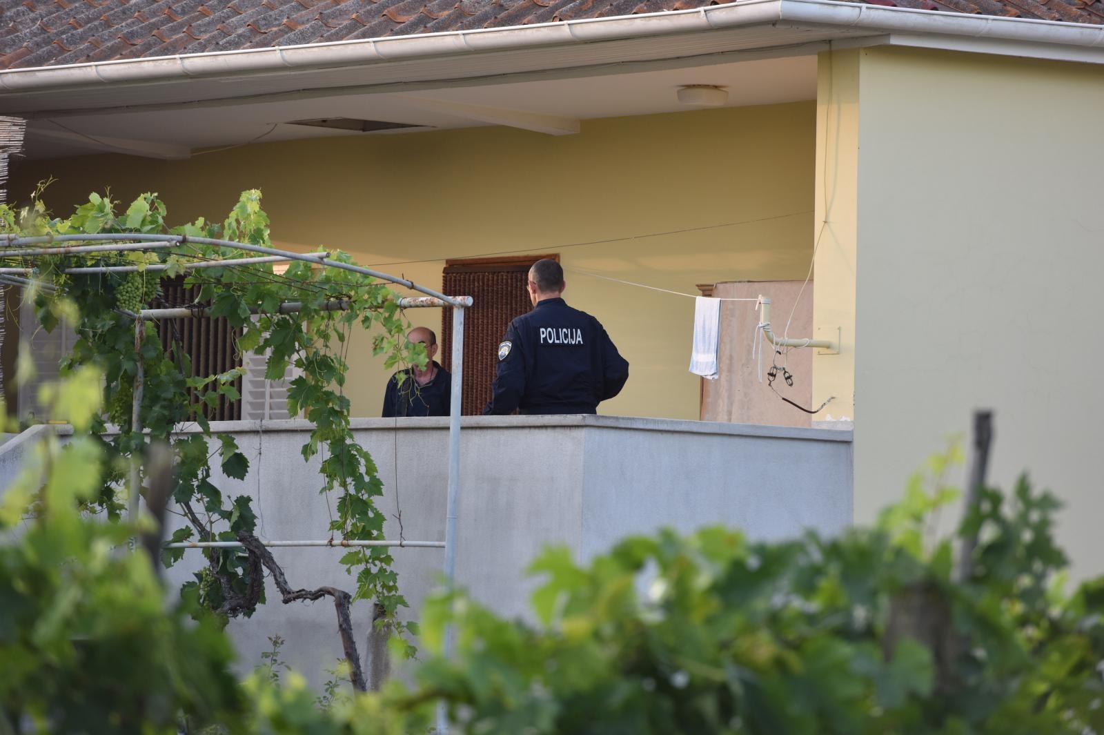 Policijski očevid u obiteljskoj kući u Vrsima, gdje se dogodilo ubojstvo i samoubojstvo Policijski očevid u obiteljskoj kući u Vrsima, gdje se dogodilo ubojstvo i samoubojstvo