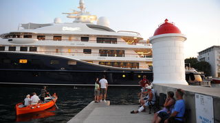 Zadar, 150811.
Danas u vecernjim satima u zadarsku luku uplovila je jahta Cake Walk duga 85 metara i siroka 14. Jahta koja plovi pod zastavom Kajmanskog otocja sagradjena je 2010 godine i najveca je privatna jahta sagradjena u Americi posljednjih 80 godin