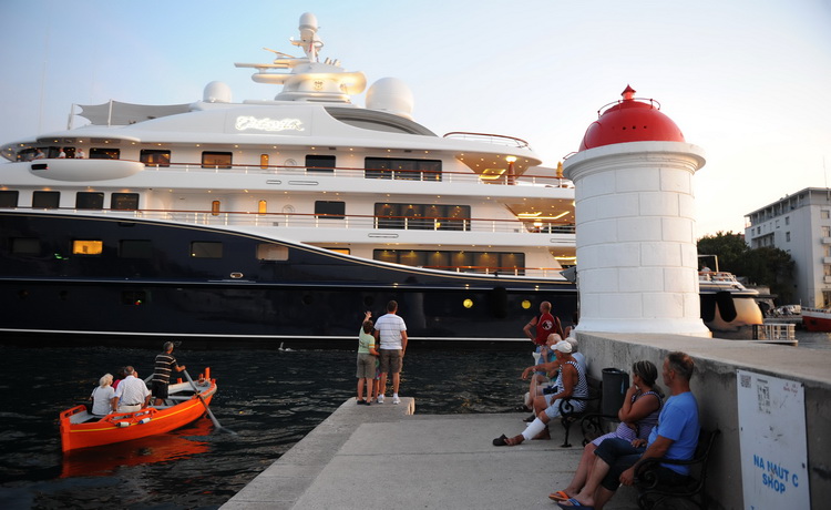 Zadar, 150811.
Danas u vecernjim satima u zadarsku luku uplovila je jahta Cake Walk duga 85 metara i siroka 14. Jahta koja plovi pod zastavom Kajmanskog otocja sagradjena je 2010 godine i najveca je privatna jahta sagradjena u Americi posljednjih 80 godin