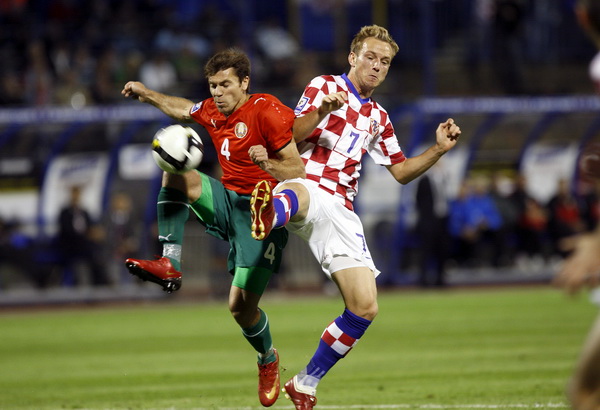 Zagreb, 050909.
Stadion Maksimir.
Nogometna utakmica kvalifikacija za SP u Juznoj Africi 2010. izmedju Hrvatske i Bjelorusije.
Na slici:Ivan Rakitic i Kalachev Timofei.
Foto: Goran Mehkek / CROPIX