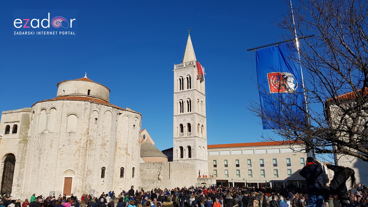 Izložba vojne opreme, oružja i vozila na zadarskoj rivi i spuštanje 25-metarske zastave s kampanela sv. Stošije