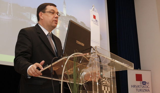 Rovinj, 201010.
Dani Hrvatskog Turizma odrzavaju se od 20. do 22. 10. u bivsoj TDR-ovoj tvornici u Rovinju. 
Na slici: ministar Damir Bajs.
Foto: Goran Sebelic / CROPIX
