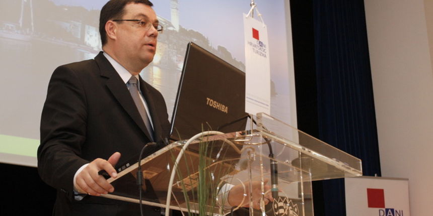 Rovinj, 201010.
Dani Hrvatskog Turizma odrzavaju se od 20. do 22. 10. u bivsoj TDR-ovoj tvornici u Rovinju.
Na slici: ministar Damir Bajs.
Foto: Goran Sebelic / CROPIX Rovinj, 201010.
Dani Hrvatskog Turizma odrzavaju se od 20. do 22. 10. u bivsoj TDR-ovoj tvornici u Rovinju.
Na slici: ministar Damir Bajs.
Foto: Goran Sebelic / CROPIX