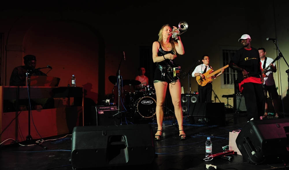 Zadar, 28.07.2011. snimio: Nenad Marčev
HIP HOP – JAZZ
SASKIA LAROO PROJECT (NL-USA-CRO- ITALY)
Saskia Laroo – trumpet, vocal
Warren Byrd – keyboards, vocal
MC Stewlocks Andy Ninvalle – rap, vocal
Daniel Guelli – bass guitar
Sin Banović – dr Zadar, 28.07.2011. snimio: Nenad Marčev
HIP HOP – JAZZ
SASKIA LAROO PROJECT (NL-USA-CRO- ITALY)
Saskia Laroo – trumpet, vocal
Warren Byrd – keyboards, vocal
MC Stewlocks Andy Ninvalle – rap, vocal
Daniel Guelli – bass guitar
Sin Banović – dr