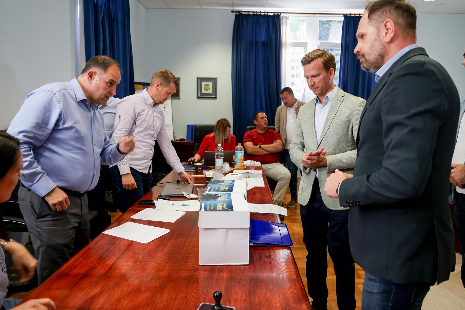 Predaja županijske liste HDZ-a i kandidat za župana Josip Bilaver Predaja županijske liste HDZ-a i kandidat za župana Josip Bilaver