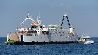 Zadar, 190413.
Pokazno-edukacijska vjezba spasavanja na moru “More i sigurnost” na moru ispred Morskih orgulja; sudjelovalo je 14 institucija (policija, vatrogasci, Crveni kriz, hitna pomoc, ronilacki klubovi…). Simuliran je pozar na Jadrolinijinom traj