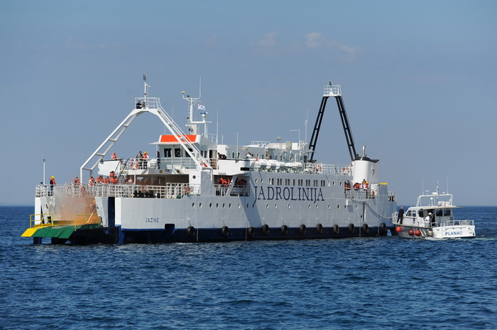 Zadar, 190413.
Pokazno-edukacijska vjezba spasavanja na moru “More i sigurnost” na moru ispred Morskih orgulja; sudjelovalo je 14 institucija (policija, vatrogasci, Crveni kriz, hitna pomoc, ronilacki klubovi…). Simuliran je pozar na Jadrolinijinom traj