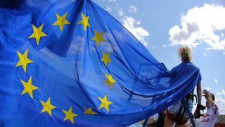 30.06.2013., Zadar – Povodom ulaska Republike Hrvatske u Europsku uniju mladic i djevojka skocili su s Maslenickog mosta sa zastavom Europske unije, dok je mladi Britanac skocio sa hrvatskom zastavom. Photo: Filip Brala/PIXSELL Autor  Filip Brala/PIXSEL