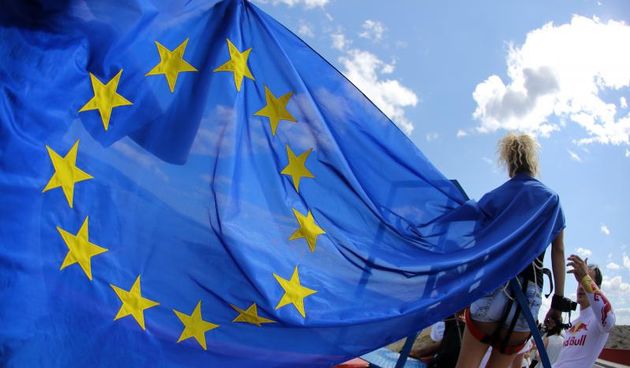 30.06.2013., Zadar – Povodom ulaska Republike Hrvatske u Europsku uniju mladic i djevojka skocili su s Maslenickog mosta sa zastavom Europske unije, dok je mladi Britanac skocio sa hrvatskom zastavom. Photo: Filip Brala/PIXSELL Autor  Filip Brala/PIXSEL