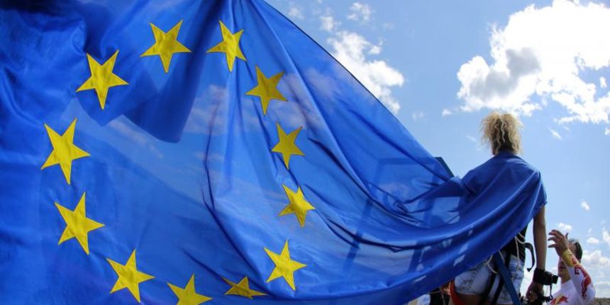 30.06.2013., Zadar – Povodom ulaska Republike Hrvatske u Europsku uniju mladic i djevojka skocili su s Maslenickog mosta sa zastavom Europske unije, dok je mladi Britanac skocio sa hrvatskom zastavom. Photo: Filip Brala/PIXSELL Autor Filip Brala/PIXSEL 30.06.2013., Zadar – Povodom ulaska Republike Hrvatske u Europsku uniju mladic i djevojka skocili su s Maslenickog mosta sa zastavom Europske unije, dok je mladi Britanac skocio sa hrvatskom zastavom. Photo: Filip Brala/PIXSELL Autor Filip Brala/PIXSEL