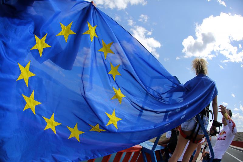 30.06.2013., Zadar – Povodom ulaska Republike Hrvatske u Europsku uniju mladic i djevojka skocili su s Maslenickog mosta sa zastavom Europske unije, dok je mladi Britanac skocio sa hrvatskom zastavom. Photo: Filip Brala/PIXSELL Autor  Filip Brala/PIXSEL