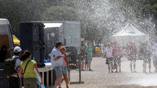 Zadar, 200711.
Jaka tramontana (sjeverni vjetar ) razbijala je valove o obalu i pri tom pravila probleme u prometu uz more i uveseljavala turiste na zadarskoj rivi.
Foto: Vladimir Ivanov / CROPIX
