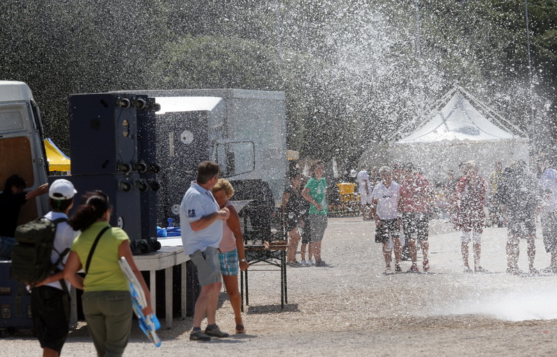 Zadar, 200711.
Jaka tramontana (sjeverni vjetar ) razbijala je valove o obalu i pri tom pravila probleme u prometu uz more i uveseljavala turiste na zadarskoj rivi.
Foto: Vladimir Ivanov / CROPIX