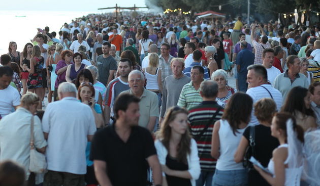 Zadar, 250710.
Na zadarskoj rivi odrzava se festival hrane i obicaja zadarskog kraja pod imenom Noc punog miseca .Na standovima svih vrsta bile su velike guzve ,a na rivi se okupio veliki broj turista i Zadrana.
Foto: Vladimir Ivanov / CROPIX