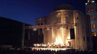 BelCante: Sandra Bagaric i Martina Tomcic ispred crkve sv. Donata BelCante: Sandra Bagaric i Martina Tomcic ispred crkve sv. Donata