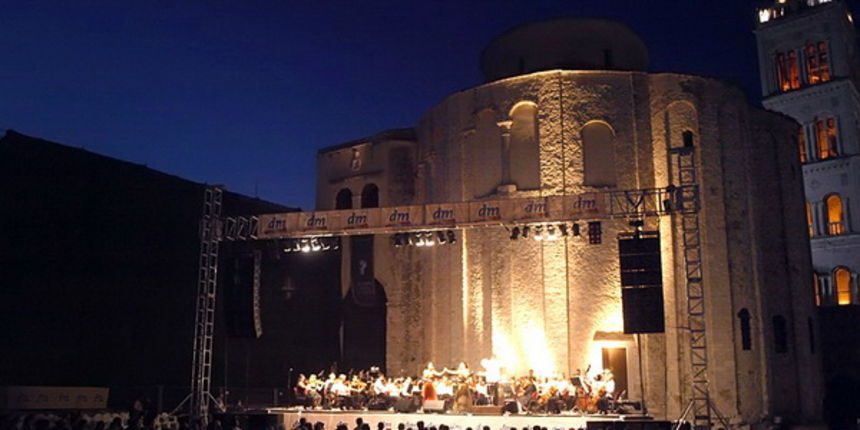 BelCante: Sandra Bagaric i Martina Tomcic ispred crkve sv. Donata BelCante: Sandra Bagaric i Martina Tomcic ispred crkve sv. Donata