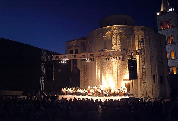 BelCante: Sandra Bagaric i Martina Tomcic ispred crkve sv. Donata BelCante: Sandra Bagaric i Martina Tomcic ispred crkve sv. Donata