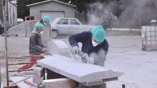 Mladi europski kipari stigli u Imotski, punom parom rade spomenik kultnom Mercedesu Mladi europski kipari stigli u Imotski, punom parom rade spomenik kultnom Mercedesu