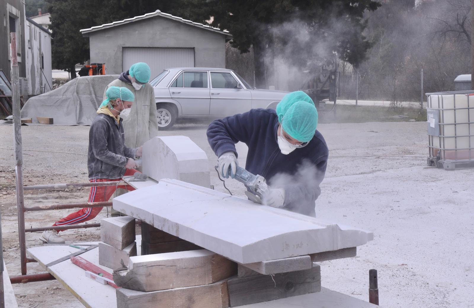 Mladi europski kipari stigli u Imotski, punom parom rade spomenik kultnom Mercedesu Mladi europski kipari stigli u Imotski, punom parom rade spomenik kultnom Mercedesu