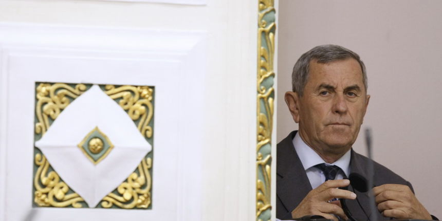 Zagreb, 171012.
Markov trg.
Nastavak redovite sjednice Sabora.
Na slici: Don Ivan Grubisic.
Foto: Goran Mehkek / CROPIX Zagreb, 171012.
Markov trg.
Nastavak redovite sjednice Sabora.
Na slici: Don Ivan Grubisic.
Foto: Goran Mehkek / CROPIX