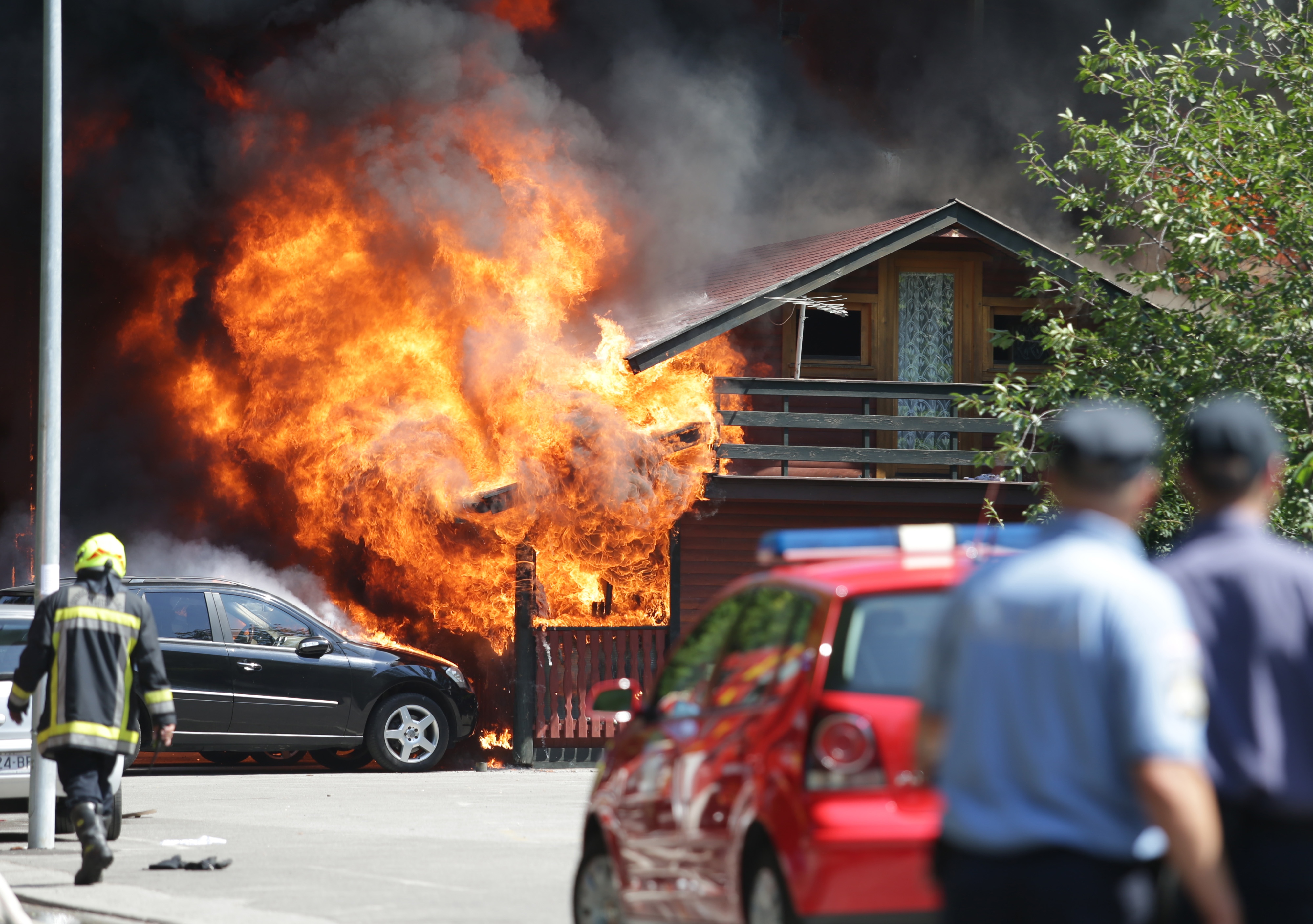 Požar na ŠRC Jelenovac, grad prekriven dimom, zaustavljeni autobusi…