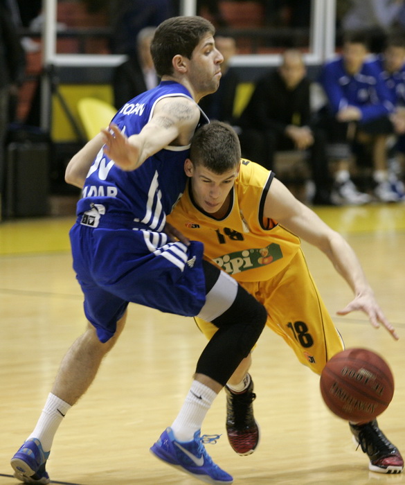 Split, 090413.
Kosarkaska utakmica 4. kola A1 kosarkaske lige Split Zadar odigrana je u dvorani na Gripama.
Na fotografiji: Marineli (zuti Split).
Foto : Jakov Prkic / Cropix Split, 090413.
Kosarkaska utakmica 4. kola A1 kosarkaske lige Split Zadar odigrana je u dvorani na Gripama.
Na fotografiji: Marineli (zuti Split).
Foto : Jakov Prkic / Cropix