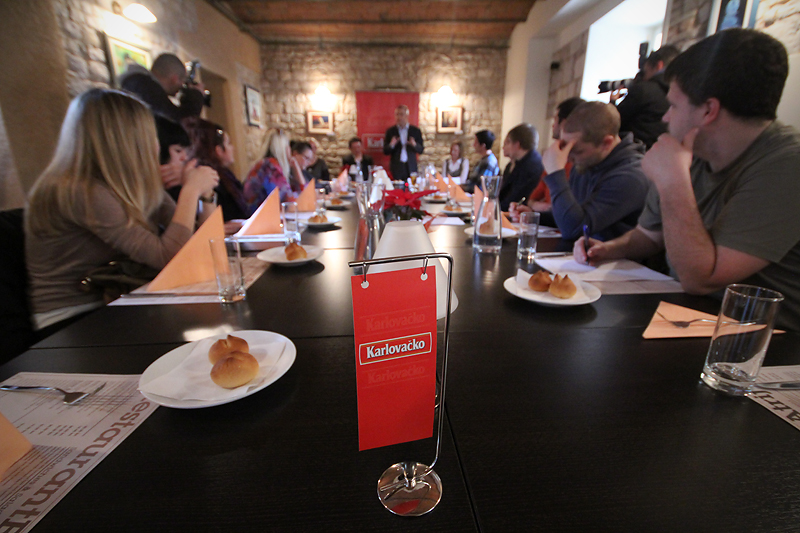 Restoran Atriji na Poluotoku. Karlovacka pivovara organizirala je degustaciju domaceg i stranog piva iz svog portfelja, te portfelja Heineken-a. Foto-SAŠA ČUKA Restoran Atriji na Poluotoku. Karlovacka pivovara organizirala je degustaciju domaceg i stranog piva iz svog portfelja, te portfelja Heineken-a. Foto-SAŠA ČUKA