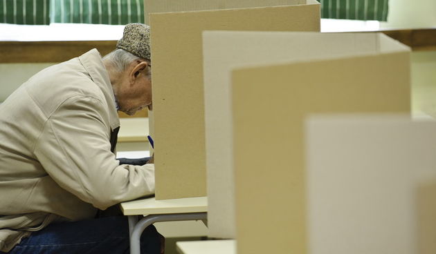 Split, 041211.
Parlamentarni izbori 2011.
Izborno mjesto Trstenik.
Na slici: solidan odaziv gradjana Splita na glasovanje.
Foto: Josko Ponos / CROPIX