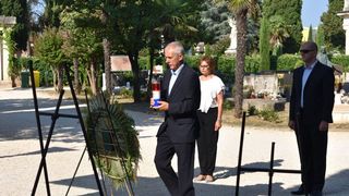 Povodom Dana pobjede kod središnjeg križa na Gradskom groblju položeni vijenci Povodom Dana pobjede kod središnjeg križa na Gradskom groblju položeni vijenci