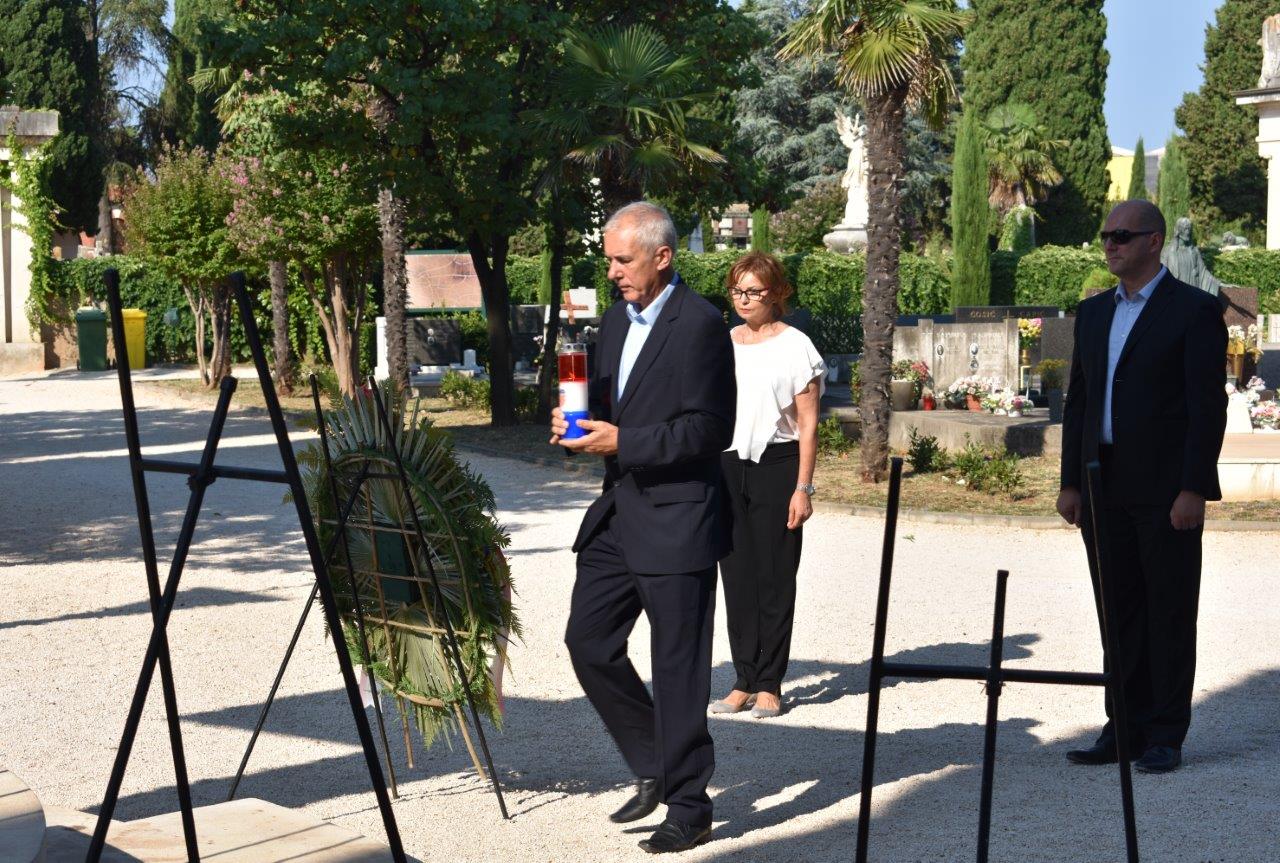 Povodom Dana pobjede kod središnjeg križa na Gradskom groblju položeni vijenci Povodom Dana pobjede kod središnjeg križa na Gradskom groblju položeni vijenci