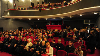 Zadar, 18.02.2013. snimio: Nenad Marčev
premijera HNK Zadar
Nikolaj Koljada: KOKOŠ, komedija
redatelj: Dražen Ferenčina
Igraju: Jasna Ančić, Tamara Šoletić, Žana Bumber,
Ivica Jončić, Mirko Šatalić,
Vinko Radovčič, Mimi Zadarski, Anto Zadar, 18.02.2013. snimio: Nenad Marčev
premijera HNK Zadar
Nikolaj Koljada: KOKOŠ, komedija
redatelj: Dražen Ferenčina
Igraju: Jasna Ančić, Tamara Šoletić, Žana Bumber,
Ivica Jončić, Mirko Šatalić,
Vinko Radovčič, Mimi Zadarski, Anto