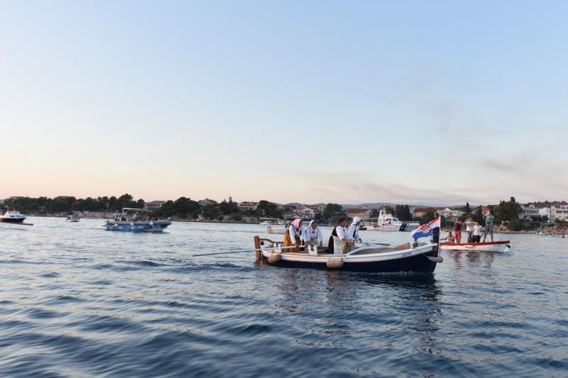Tradicionalna ženska regata gajeta na vesla u Krapnju